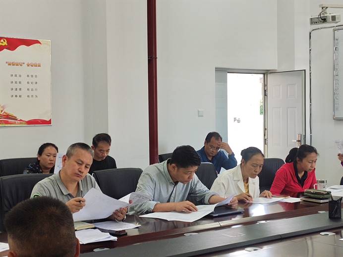 一群人坐在桌子前描述已自动生成