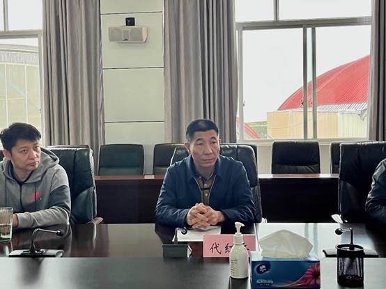 图片包含 人, 桌子, 室内, 男人 描述已自动生成