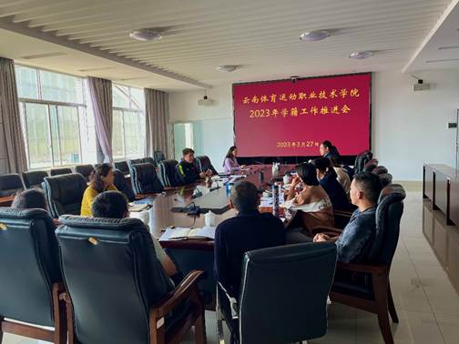 会议室里的人们 描述已自动生成